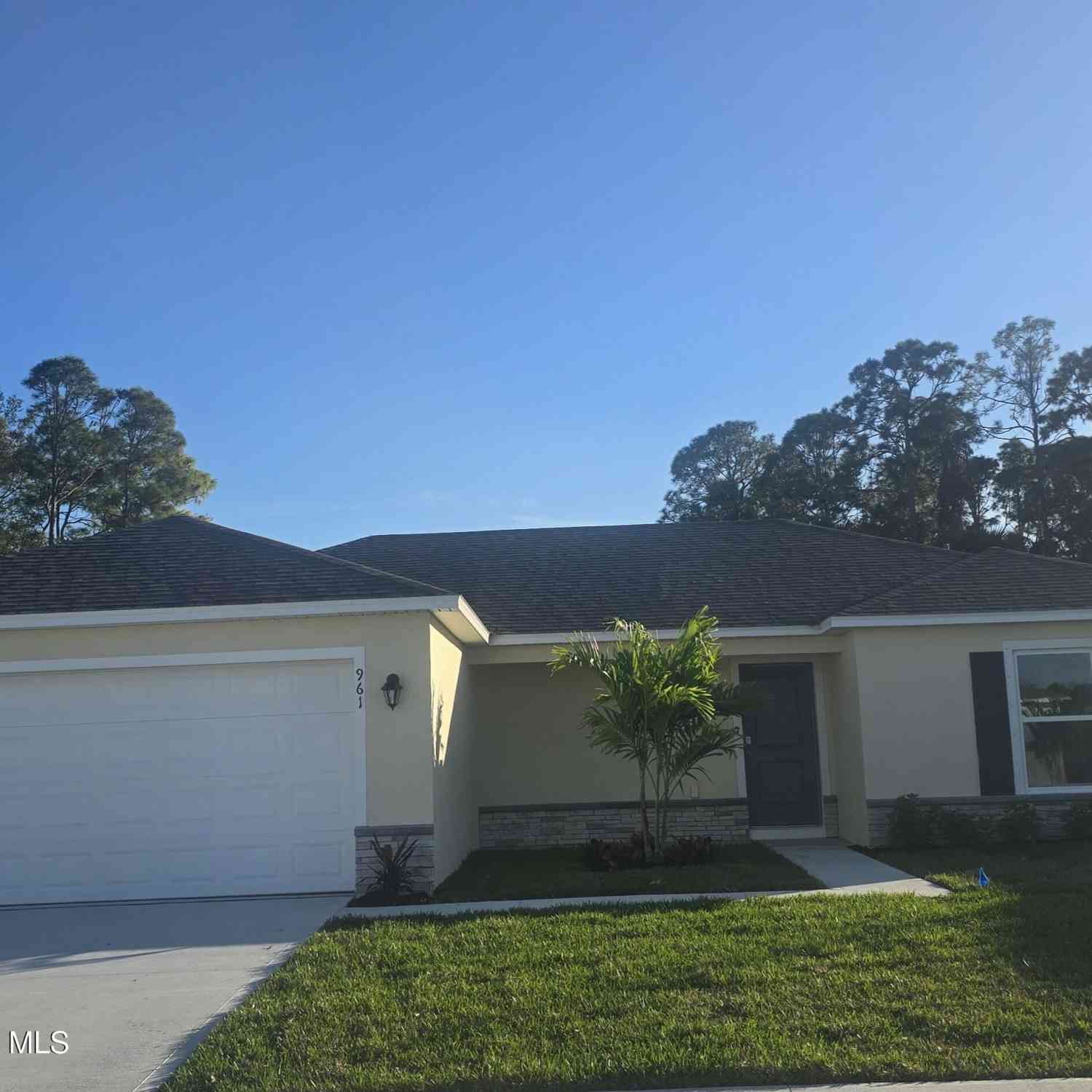 Homes For Sale - 961 SW Richmond Circle<br/> Palm Bay, FL 32908