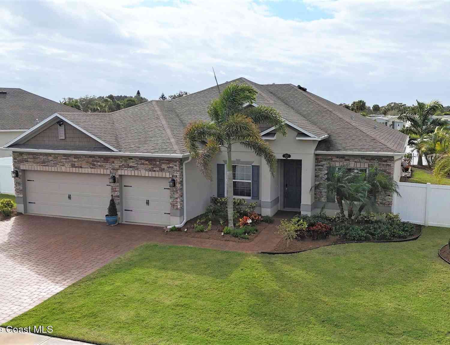 Homes For Sale - 227 Norwich Street<br/> Merritt Island, FL 32953