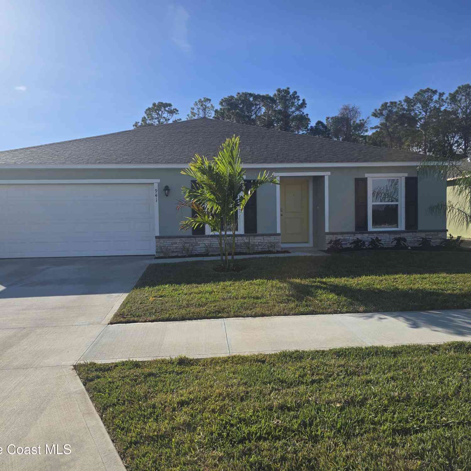 Homes For Sale - 941 SW Richmond Circle<br/> Palm Bay, FL 32908