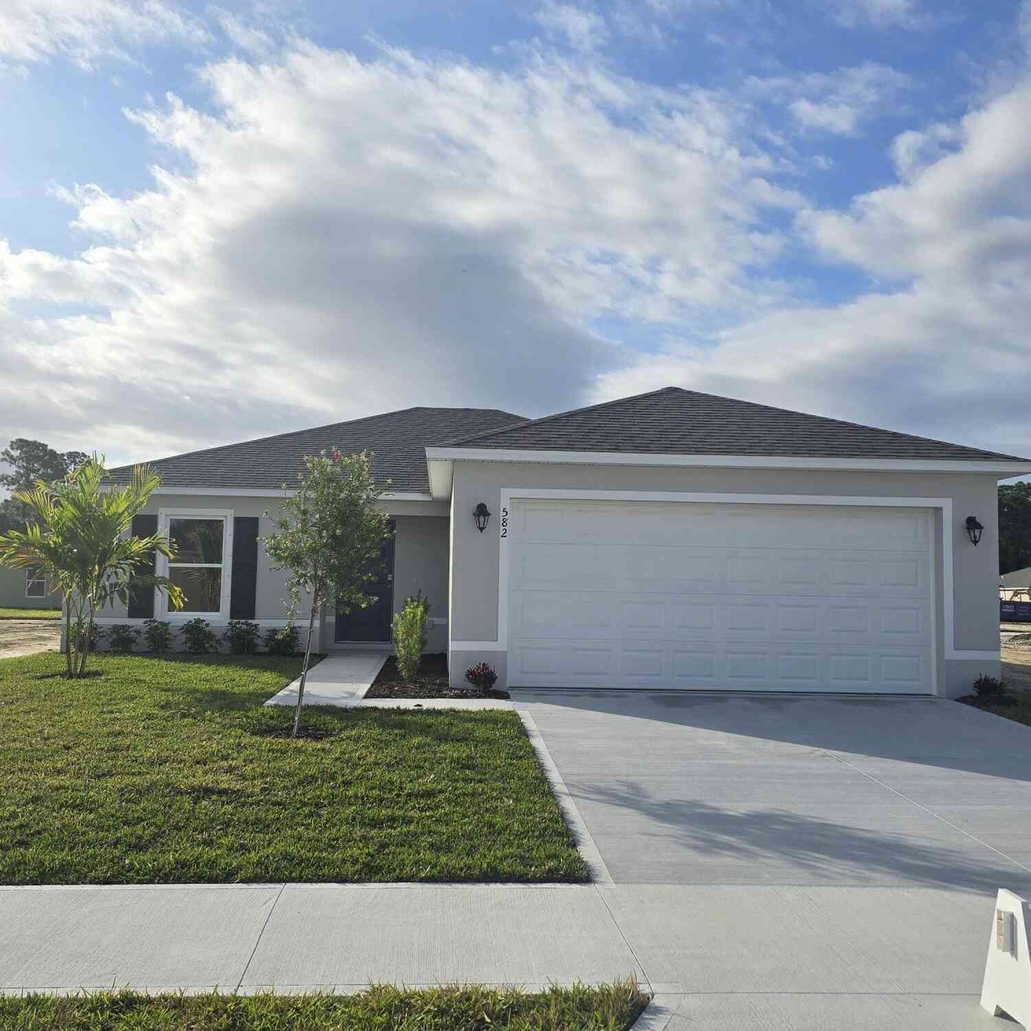 Homes For Sale - 582 SW Richmond Circle<br/> Palm Bay, FL 32908