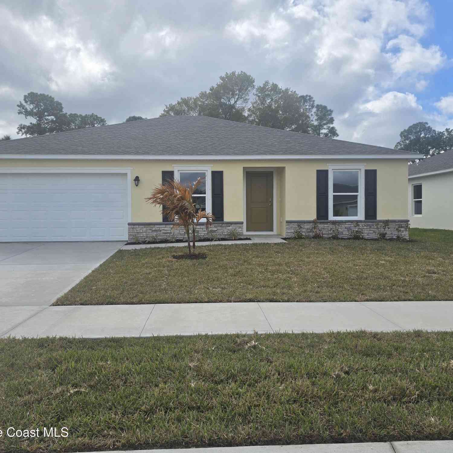 Homes For Sale - 981 SW Richmond Circle<br/> Palm Bay, FL 32908