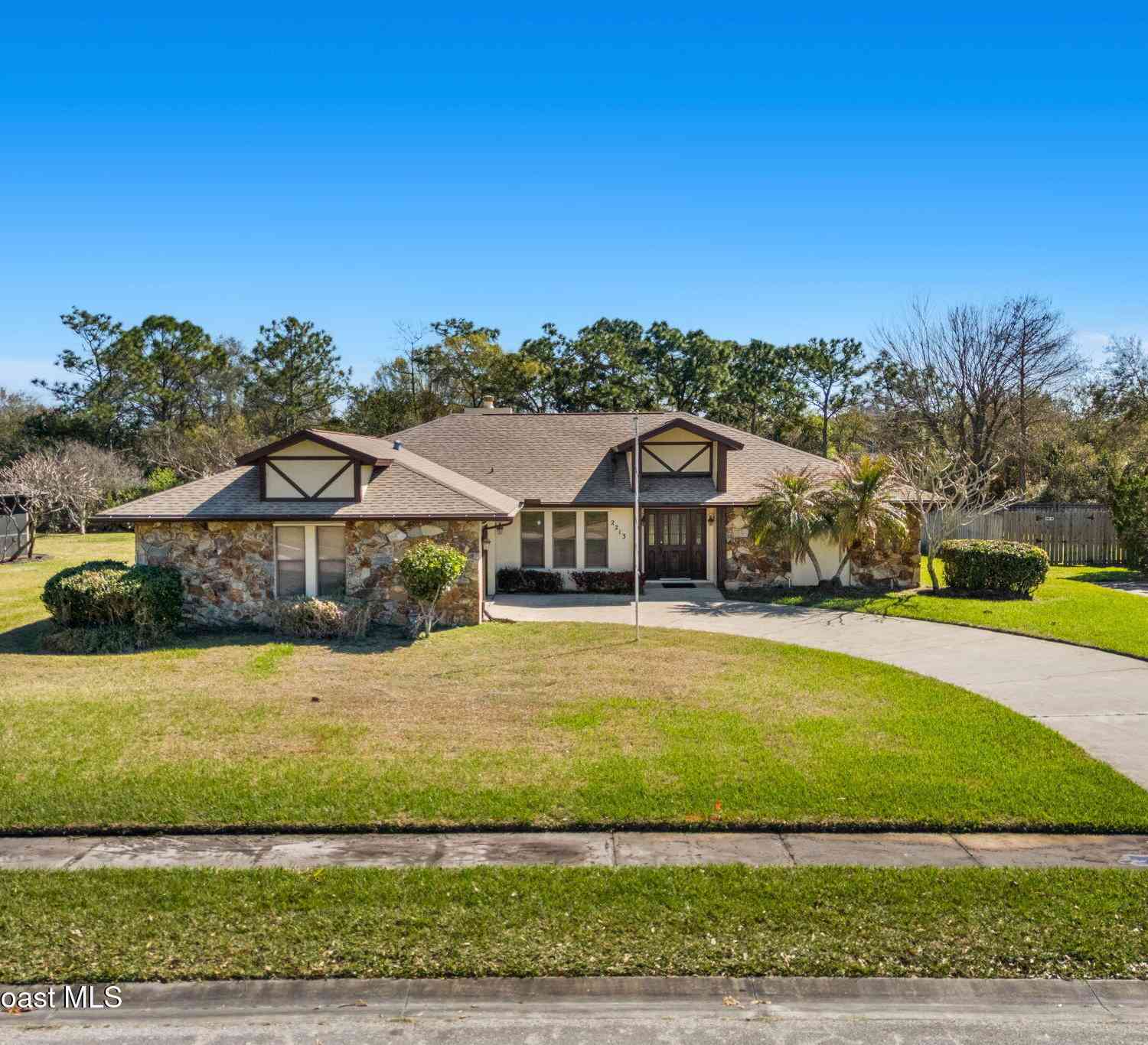 Homes For Sale - 2213 Woodlawn Circle<br/> Melbourne, FL 32934