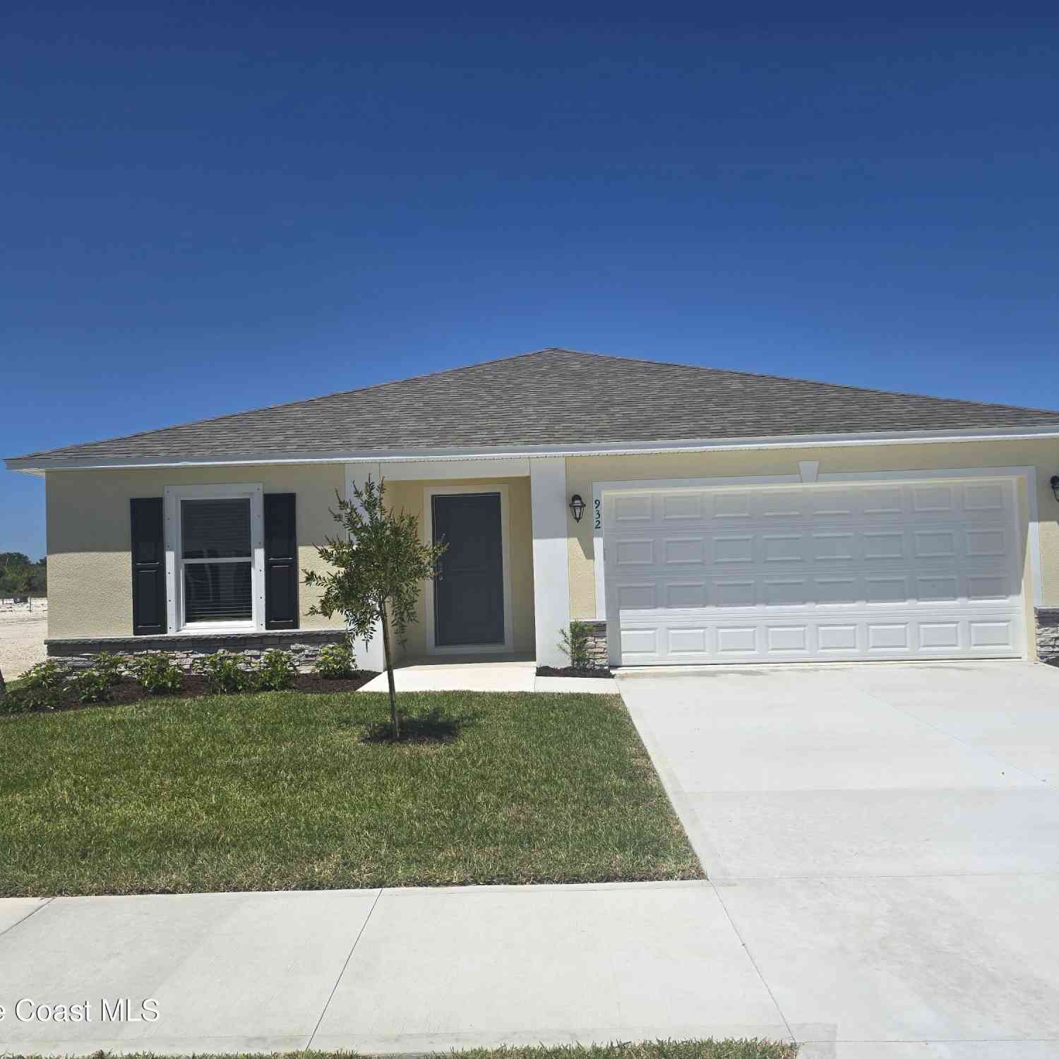Homes For Sale - 932 SW Richmond Circle<br/> Palm Bay, FL 32908