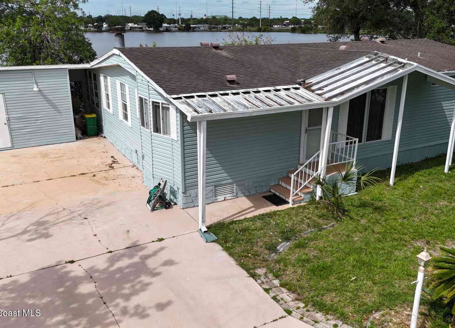 Mobile Home For Sale - 300 Beech Court<br/> Cocoa, FL 32926