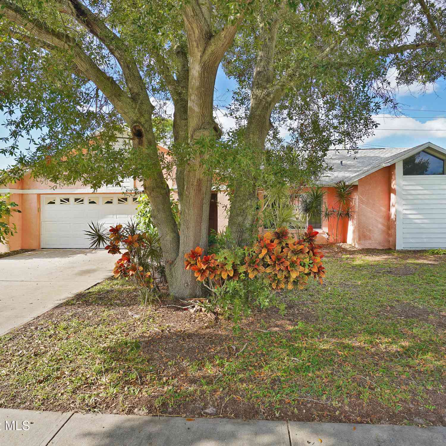 Homes For Sale - 385 Island Oaks Place<br/> Merritt Island, FL 32953