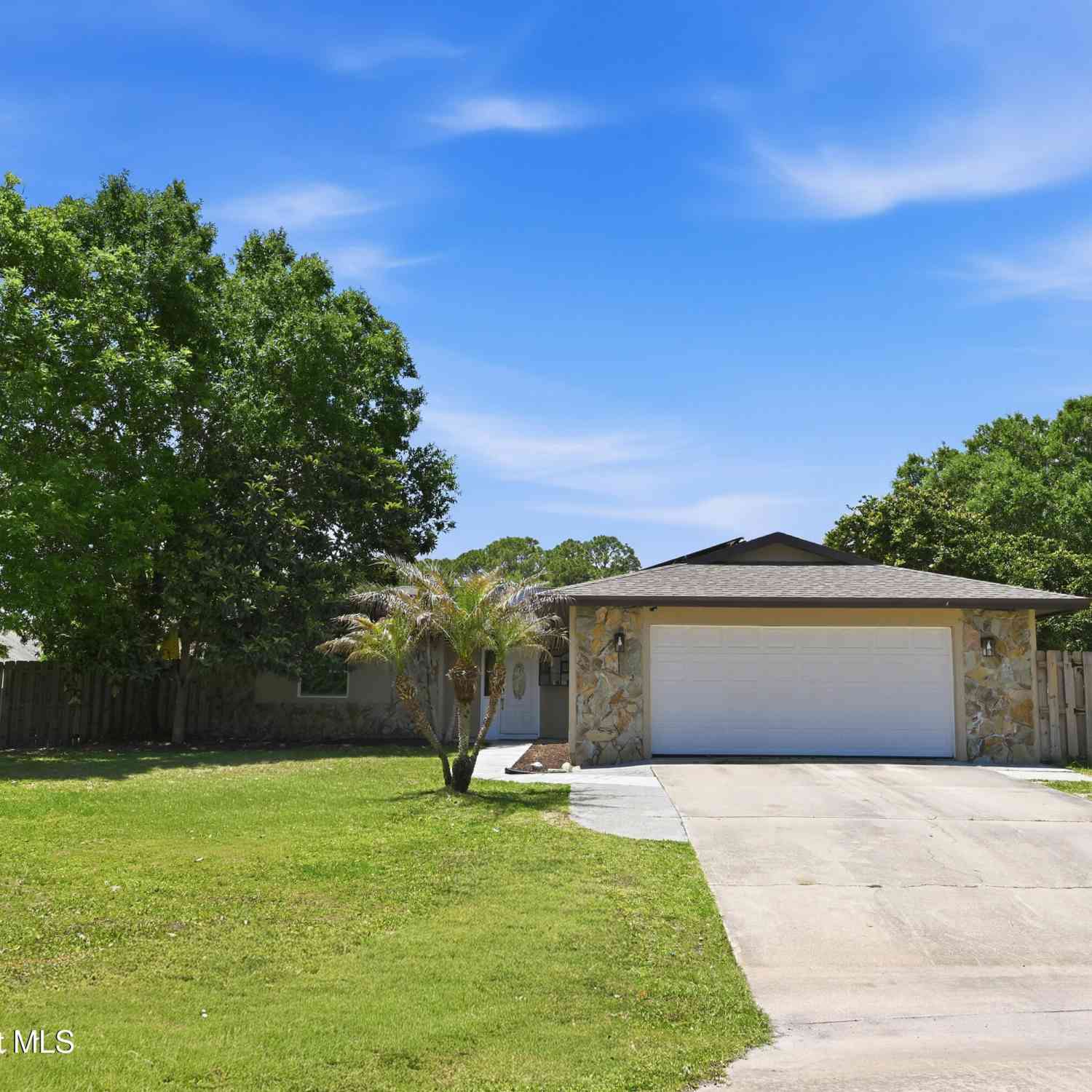 Homes For Sale - 590 Auf Court<br/> Palm Bay, FL 32907