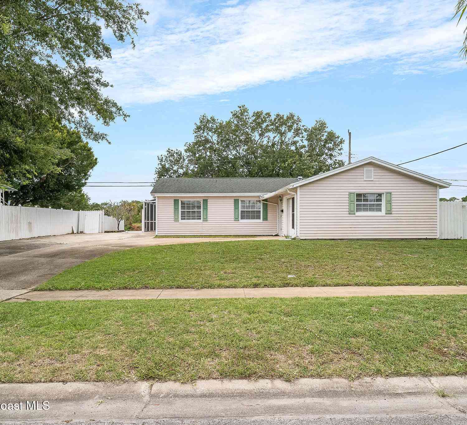 Homes For Sale - 586 Louvre Drive<br/> Melbourne, FL 32935