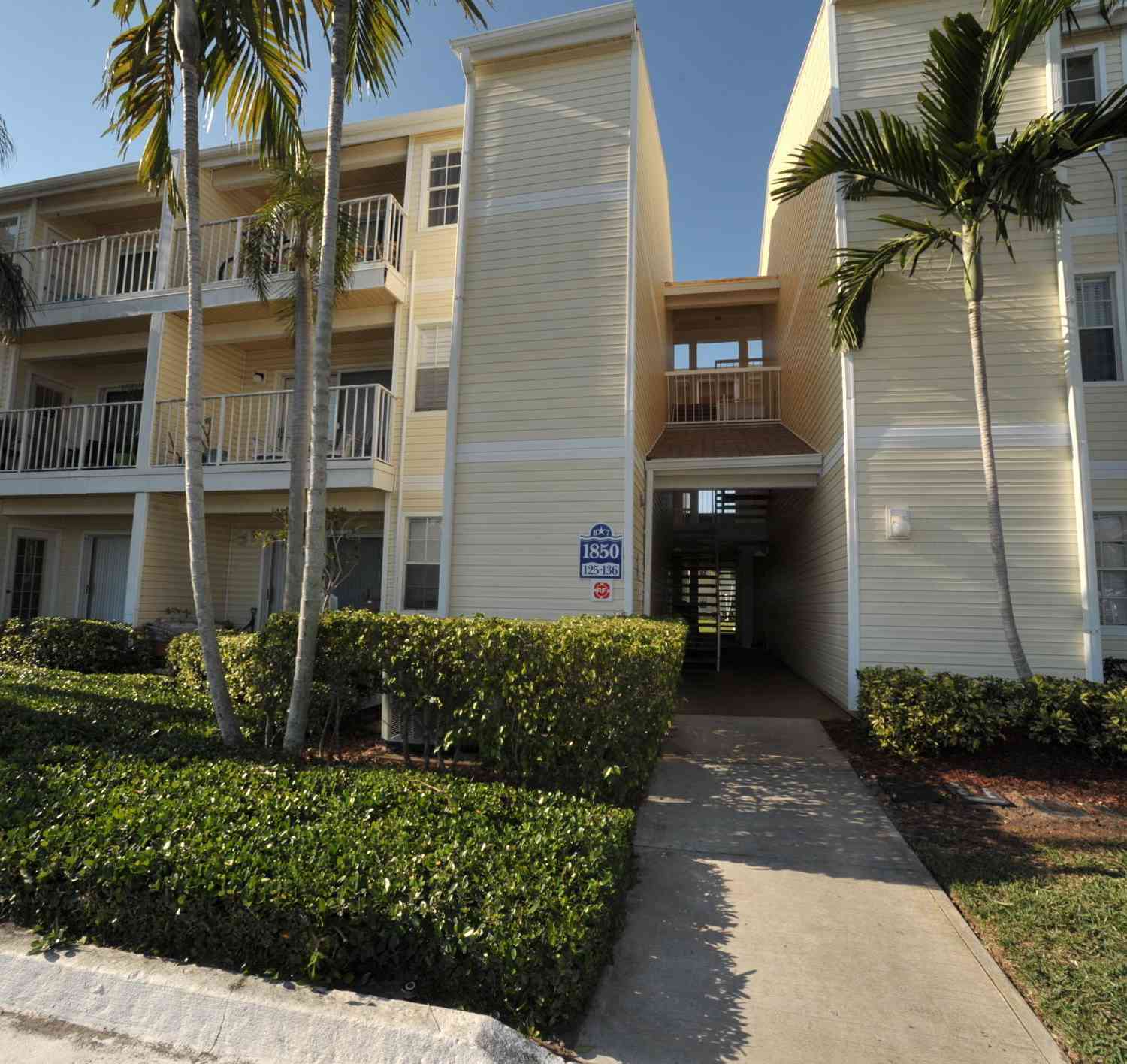 Condo For Rent - 1850 Charlesmont Drive #126<br/> Melbourne, FL 32903