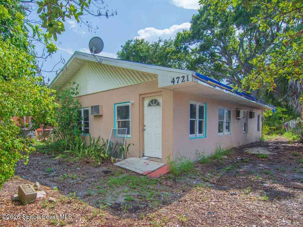 Homes For Sale - 4721 28th Court<br/> Vero Beach, FL 32967