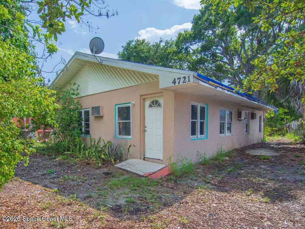 Homes For Sale - 4721 28th Court<br/> Indian River County, Vero Beach, FL 32967