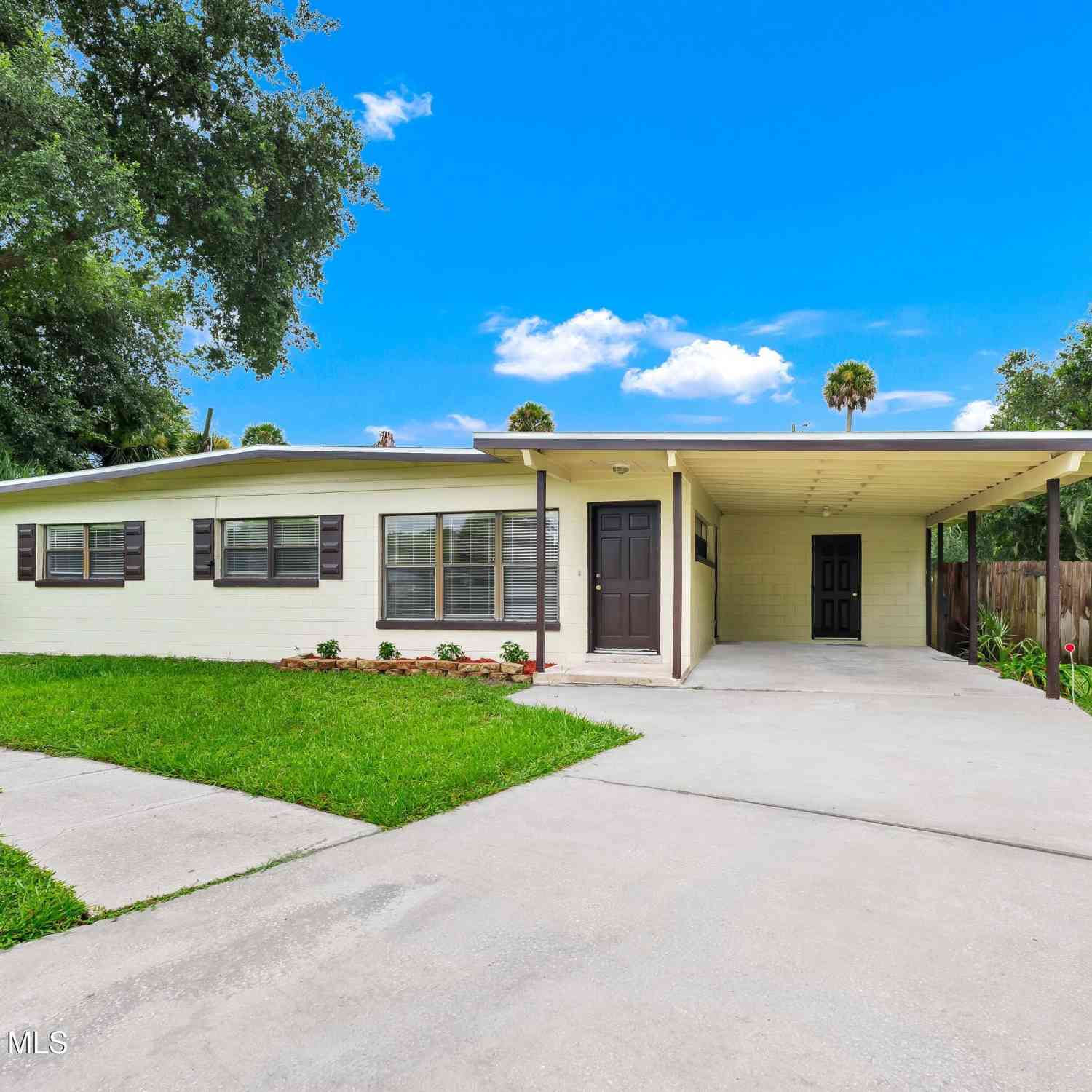 Homes For Sale - 1122 Glenway Court<br/> Titusville, FL 32780