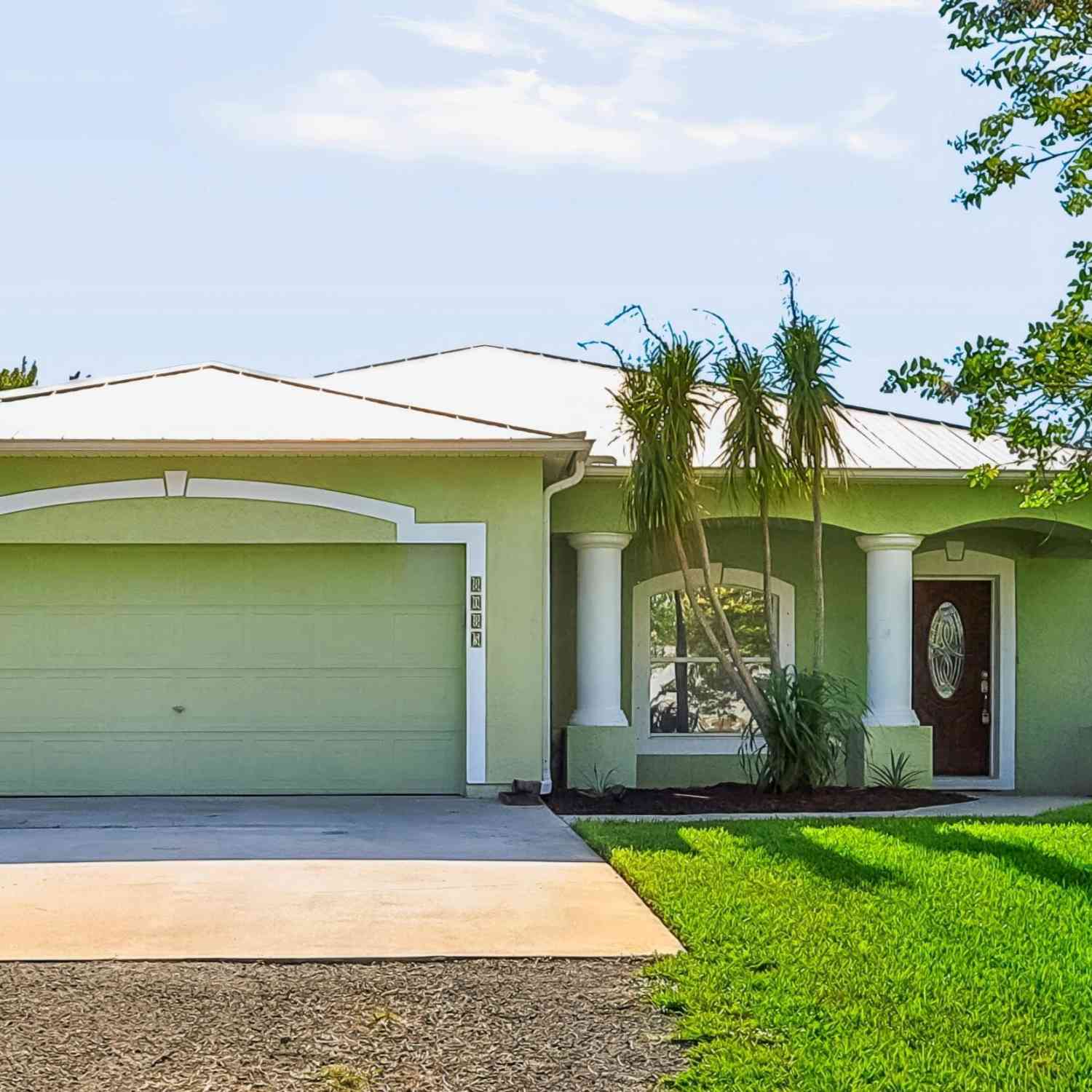 Homes For Sale - 8085 100th Court<br/> Indian River County, Vero Beach, FL 32967
