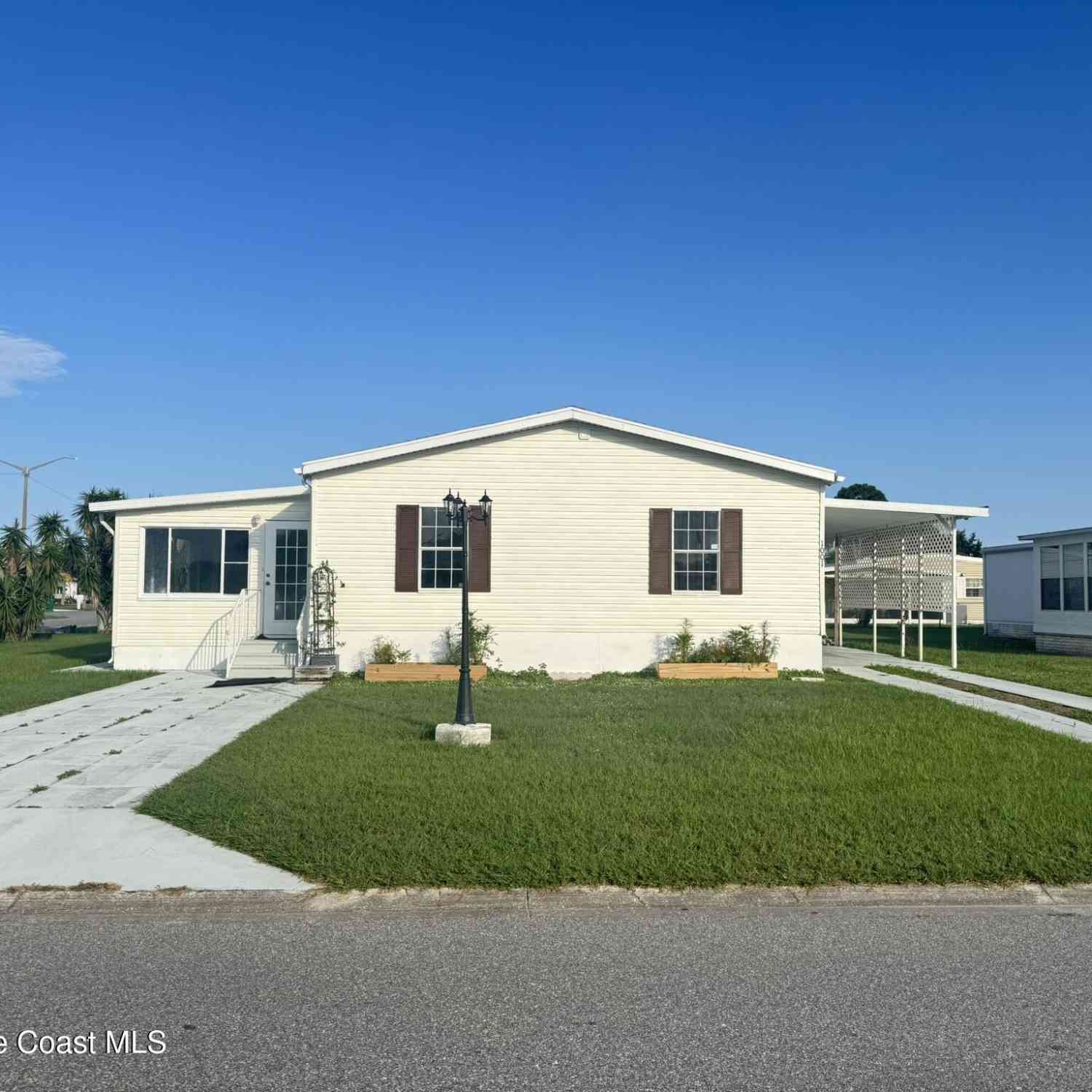 Mobile Home For Sale - 1001 Waterway Drive<br/> Brevard County, Barefoot Bay, FL 32976