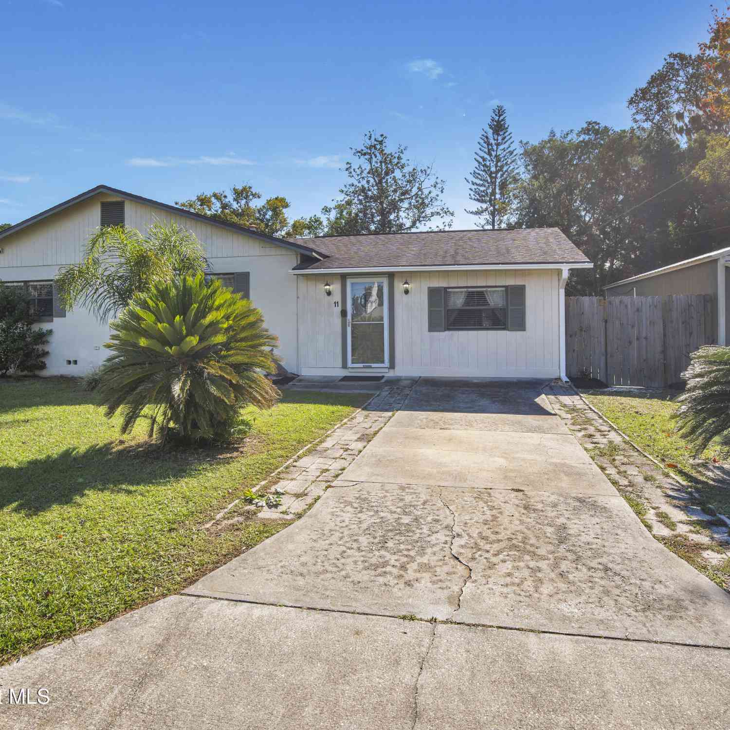 Homes For Sale - 11 Aster Drive<br/> DeBary, FL 32713