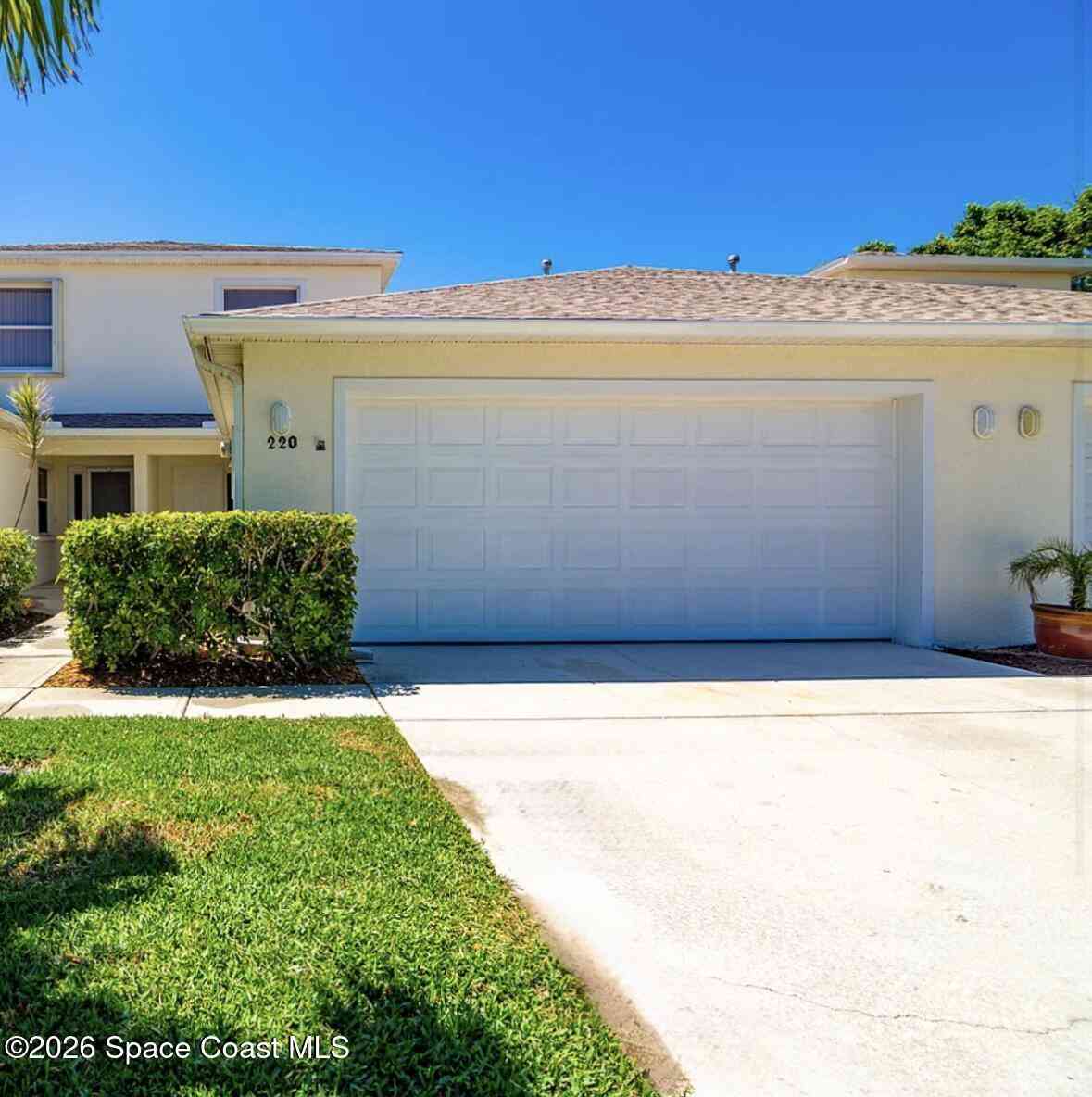 Townhouse For Sale - 220 Thatch Palm Court<br/> Brevard County, Indian Harbour Beach, FL 32937