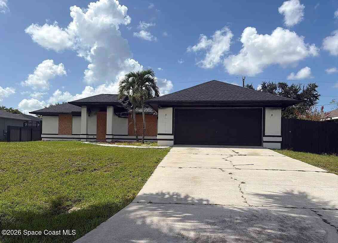 Homes For Sale - 930 SW 33rd Terrace<br/> Cape Coral, FL 33914