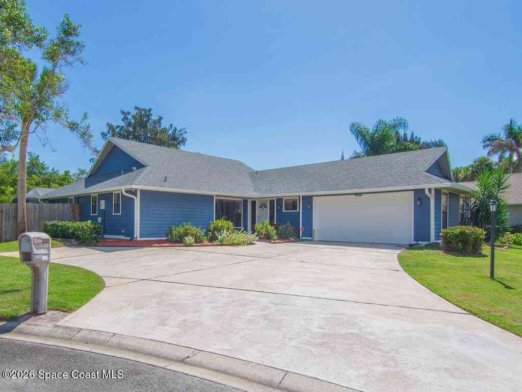 Homes For Sale - 330 W Forest Trail<br/> Vero Beach, FL 32962