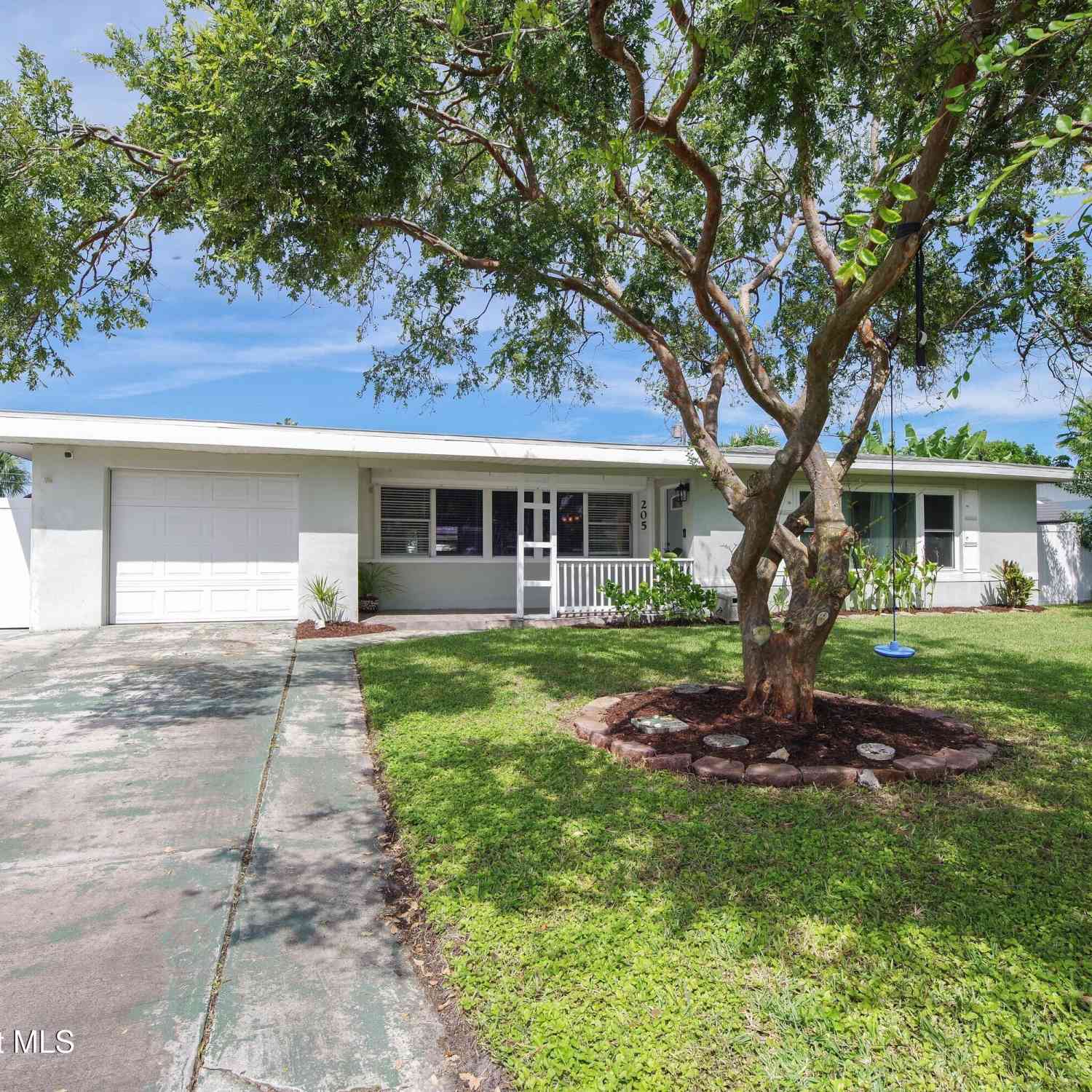 Homes For Sale - 205 SE 2nd Street<br/> Satellite Beach, FL 32937