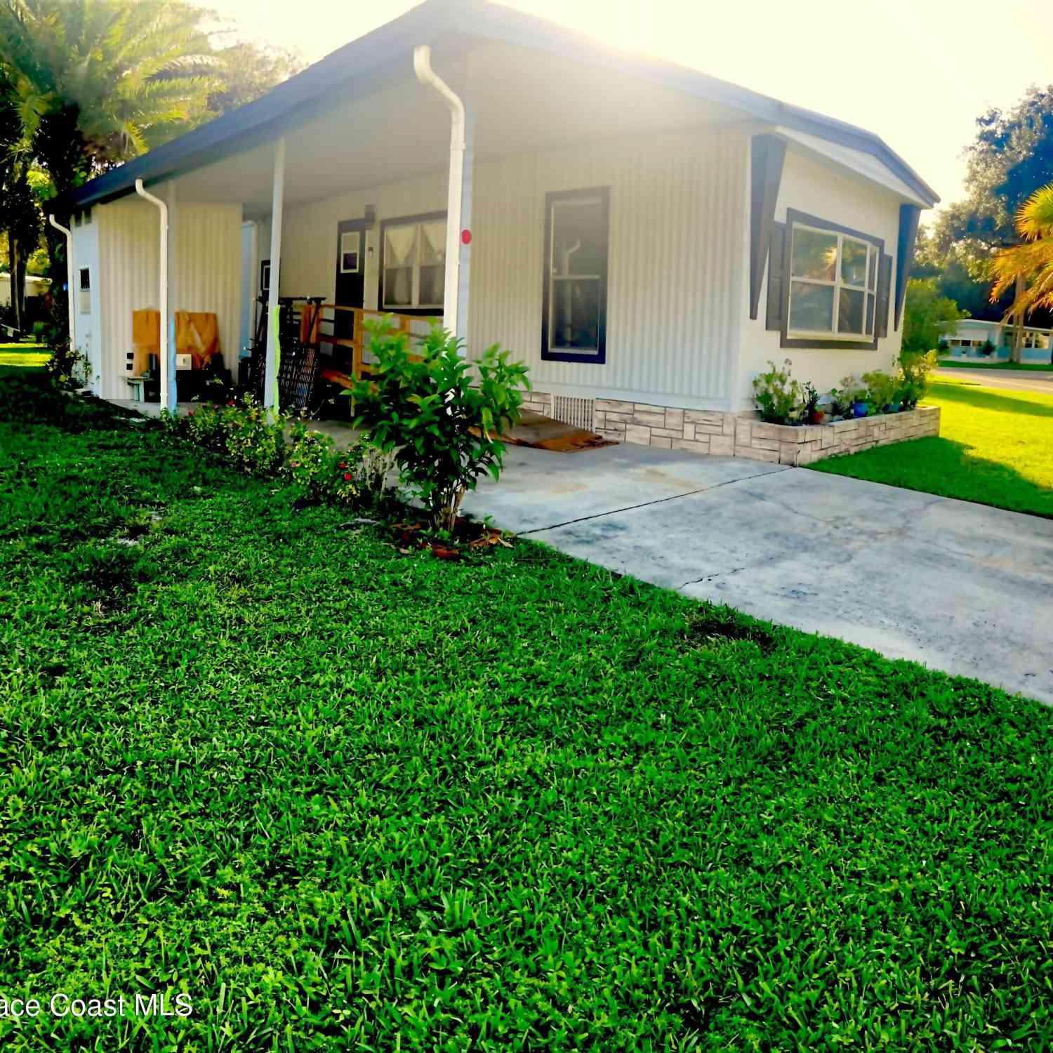 Mobile Home For Sale - 1020 Laurel Court<br/> Brevard County, Palm Bay, FL 32907