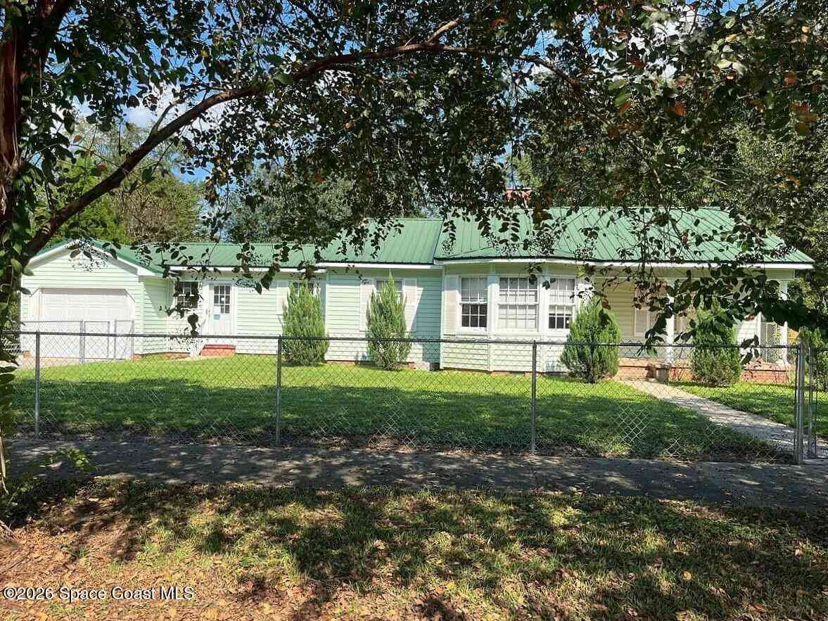 Homes For Sale - 635 5th Street<br/> Chipley, FL 32428