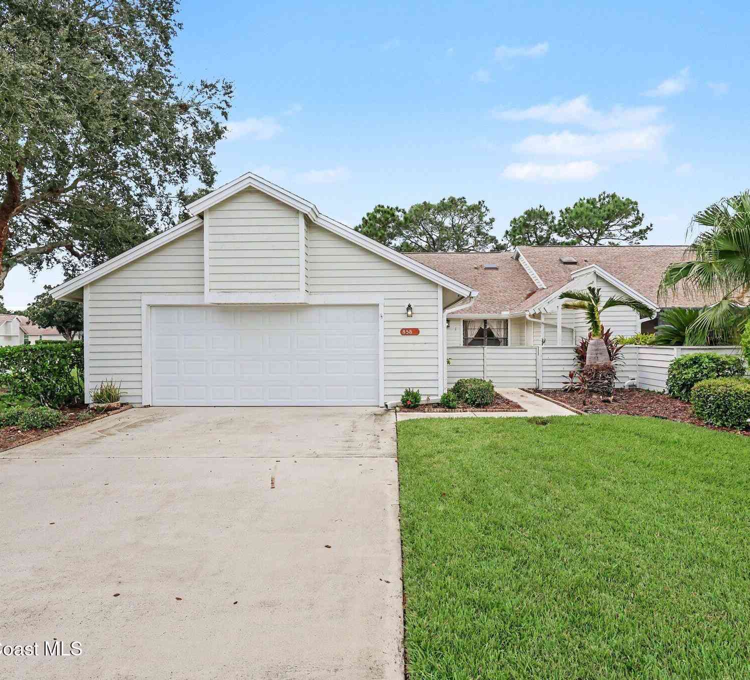 Townhouse For Sale - 858 Ridge Lake Drive<br/> Melbourne, FL 32940