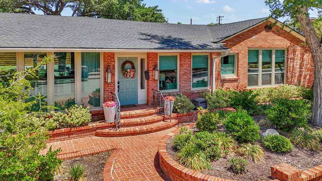 Homes For Sale - 206 Club Dr<br/> Midland County, Midland, TX 79701