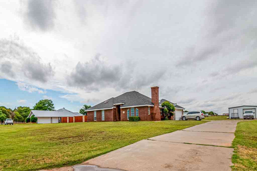 Homes For Sale - 6211 E County Rd 105<br/> Midland, TX 79706