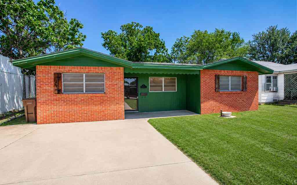 Homes For Sale - 1221 E 16th St<br/> Big Spring, TX 79720