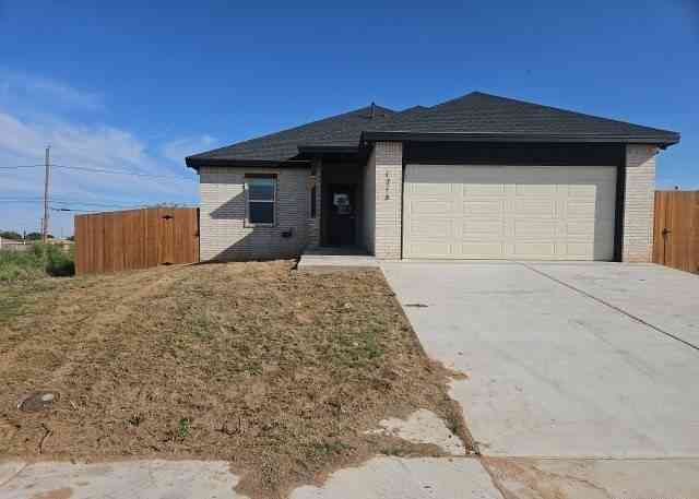 Homes For Sale - 1216 E Pine Ave<br/> Midland, TX 79705