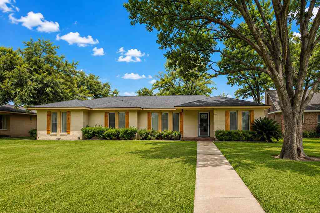 Homes For Sale - 4 Metz Court<br/> Midland, TX 79705