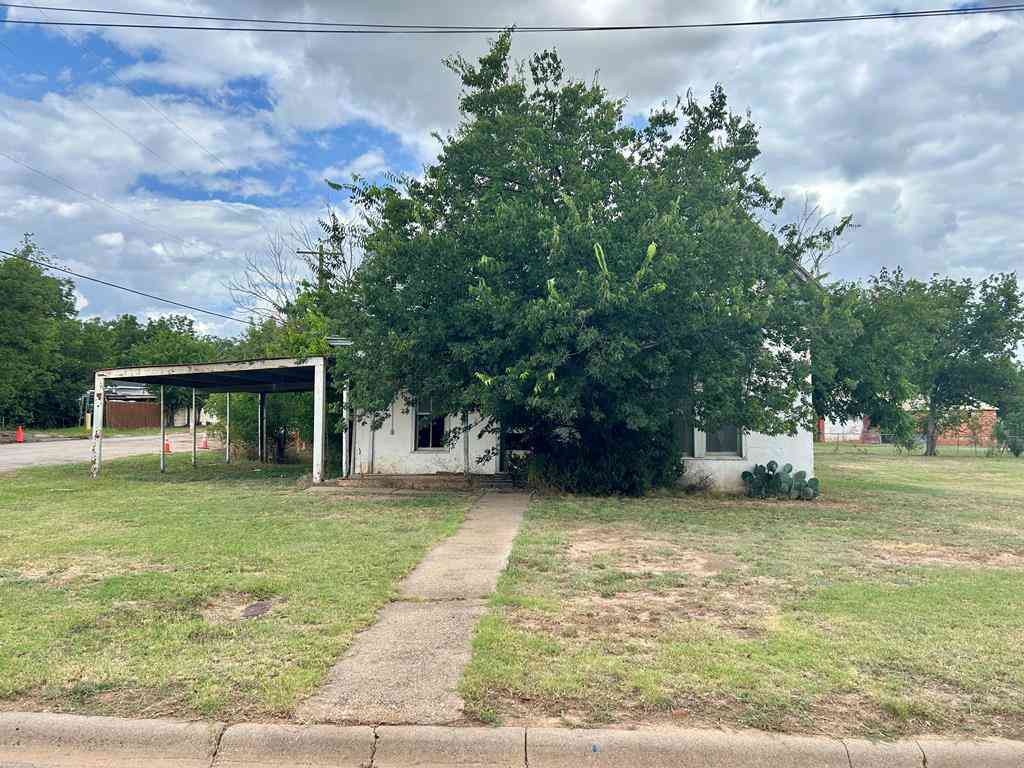 Homes For Sale - 916 W Mesquite<br/> Coleman, TX 76834