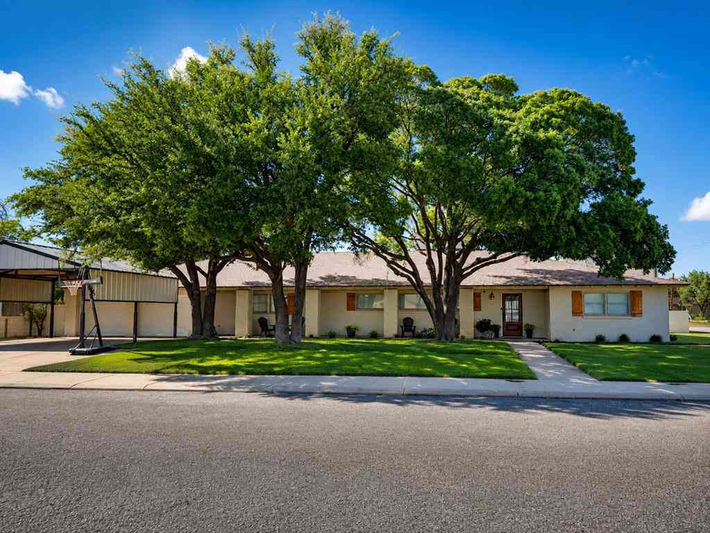 Homes For Sale - 400 W 2nd St<br/> Stanton, TX 79782