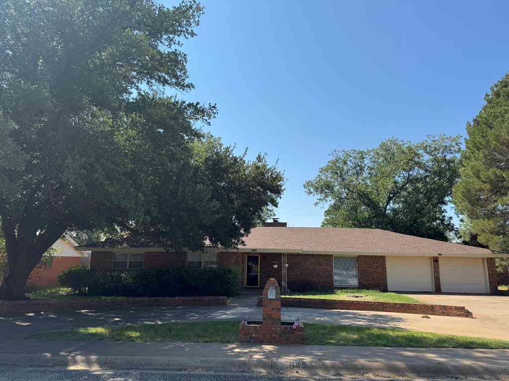 Homes For Sale - 945 E 17th St<br/> Colorado City, TX 79512