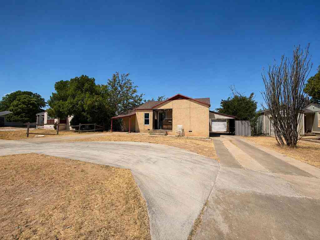 Homes For Sale - 1403 E 11th Place<br/> Big Spring, TX 79720