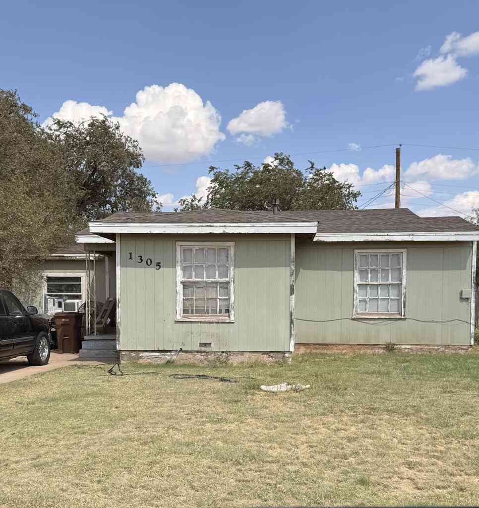 Homes For Sale - 1305 Lamar Ave<br/> Big Spring, TX 79720
