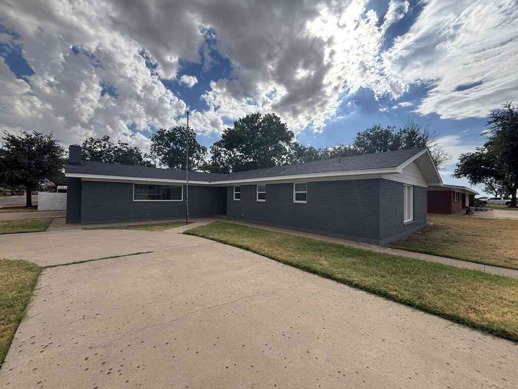 Homes For Sale - 3000 34th St<br/> Snyder, TX 79549