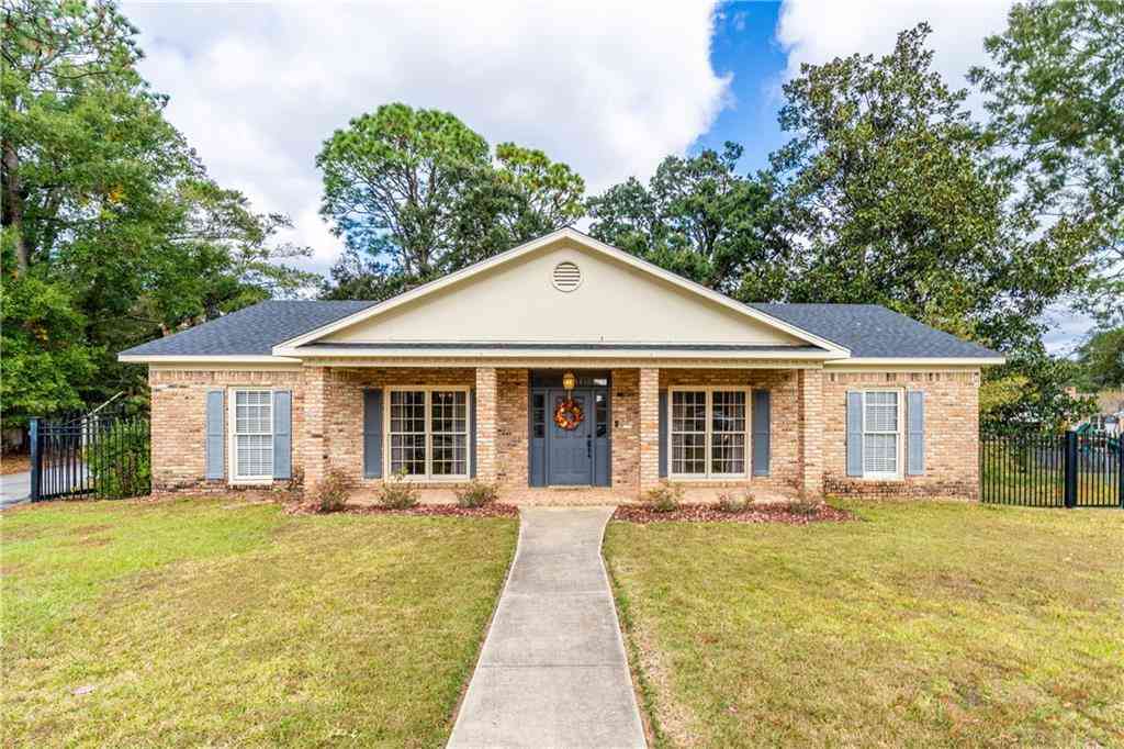 Homes For Sale - 1900 Pine Bough Court<br/> Mobile, AL 36609