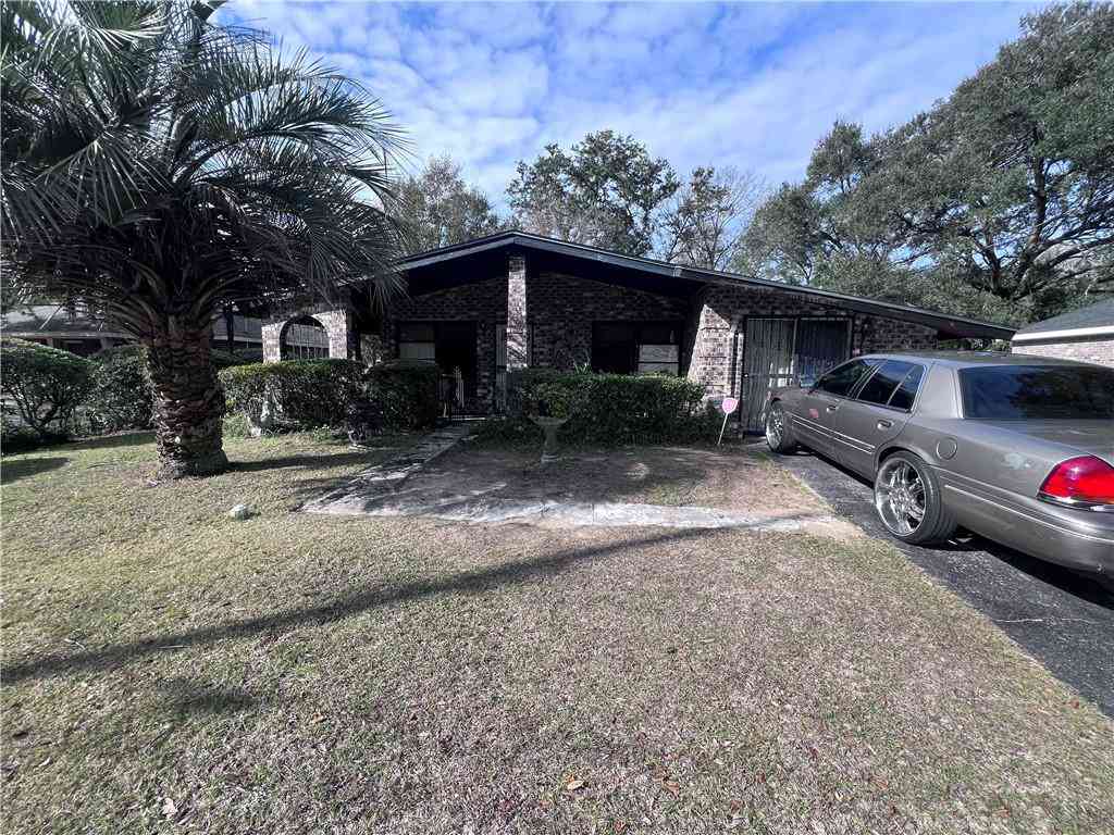 Homes For Sale - 411 W Aaron Drive<br/> Mobile, AL 36608