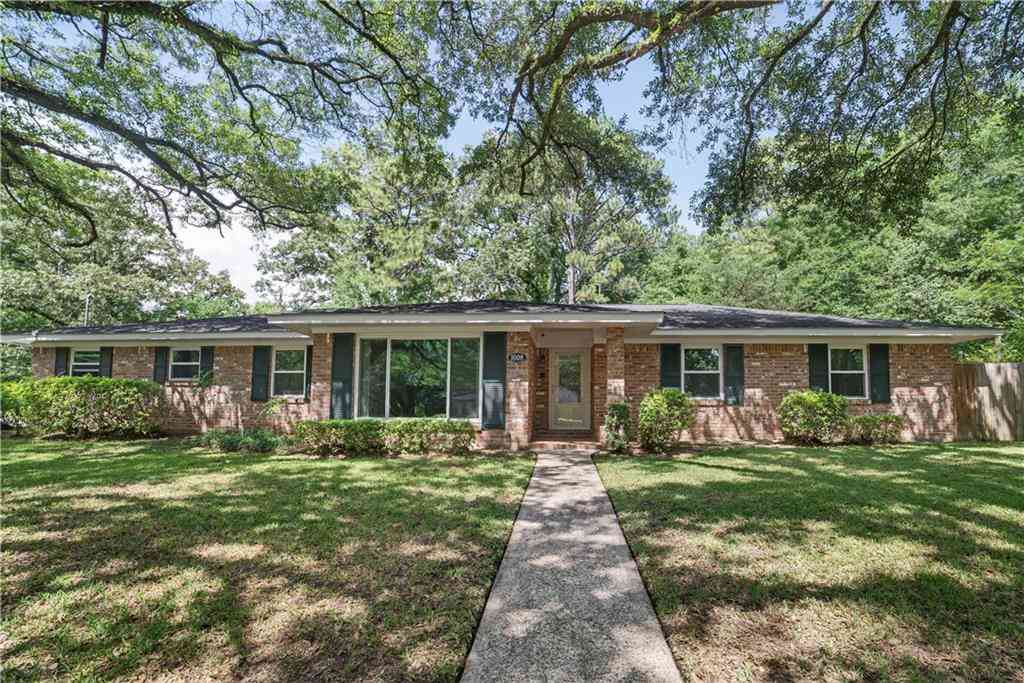Homes For Sale - 1008 W Chalet Drive<br/> Mobile, AL 36608