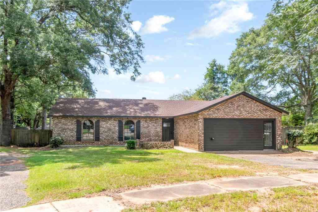 Homes For Sale - 5805 Holly Hill Court<br/> Mobile, AL 36609