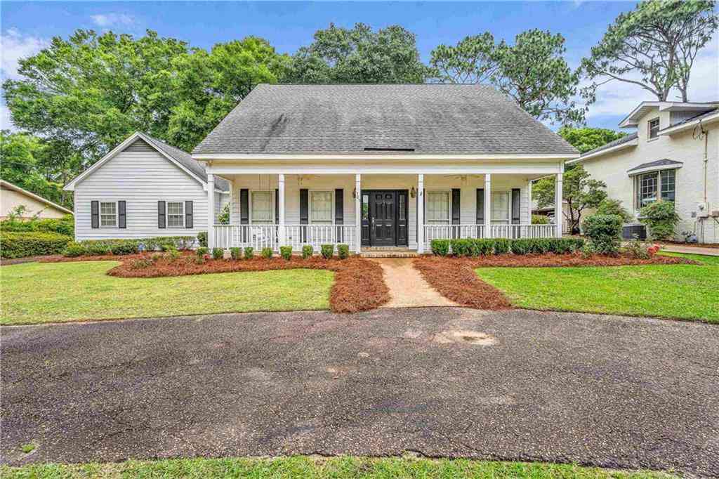 Homes For Sale - 705 Holly Drive<br/> Fairhope, AL 36532