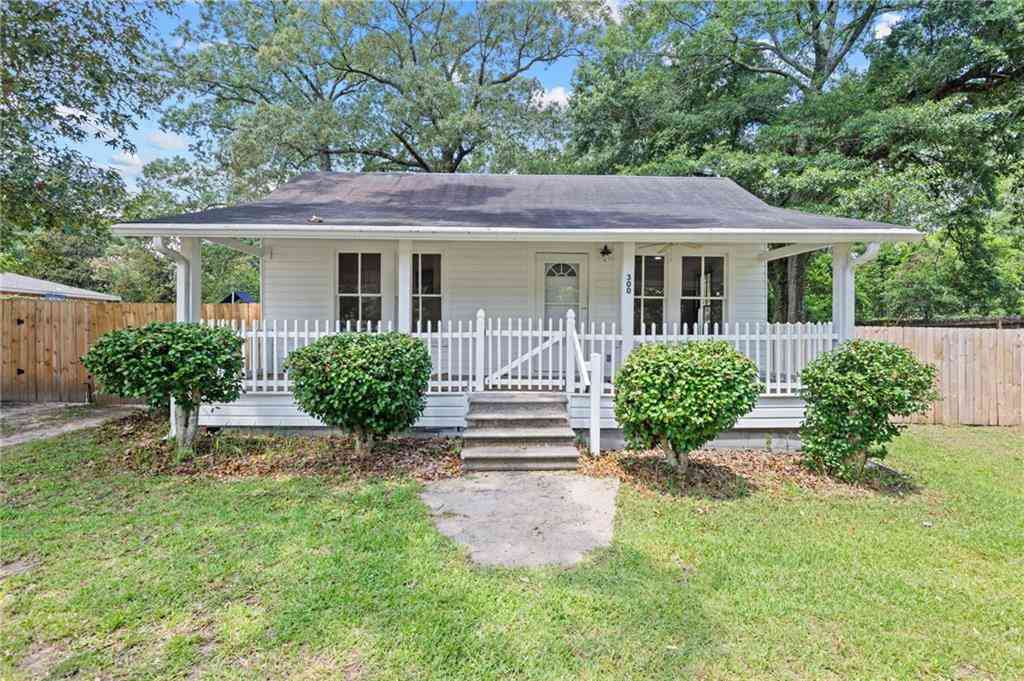 Homes For Sale - 300 Hillcrest Road<br/> Mobile County, Mobile, AL 36608