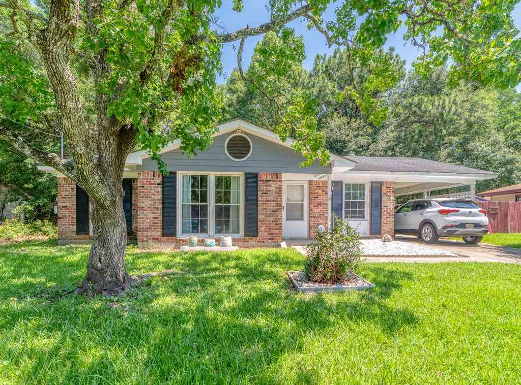 Homes For Sale - 1300 E Charmaine Circle<br/> Mobile County, Mobile, AL 36605
