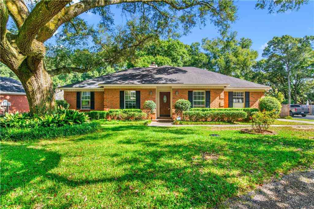 Homes For Sale - 7050 N Huntington Court<br/> Mobile County, Mobile, AL 36619