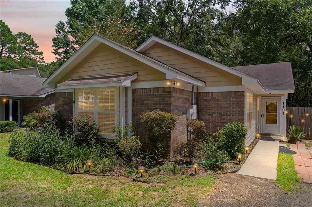 Homes For Sale - 1807 Spring Brook Court<br/> Mobile County, Mobile, AL 36609