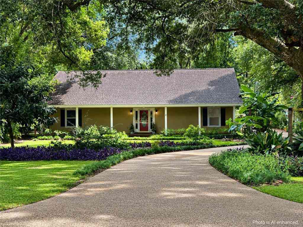 Homes For Sale - 204 E Bayou Avenue<br/> Satsuma, AL 36572