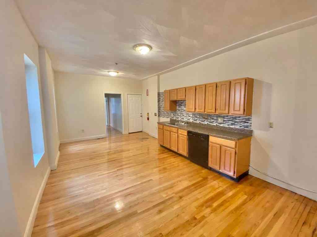Apartment For Rent - 185 Chestnut Street #1L<br/> Holyoke, MA 01040