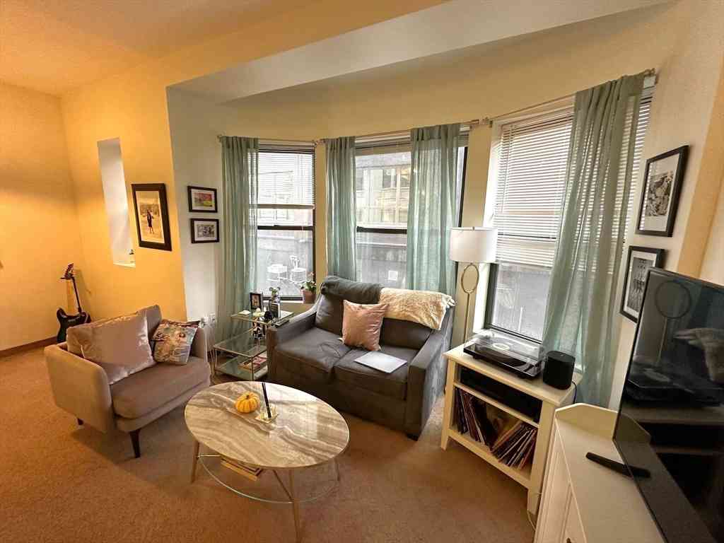 Condo For Rent - 636 Beacon St. #202<br/> Boston, MA 02115