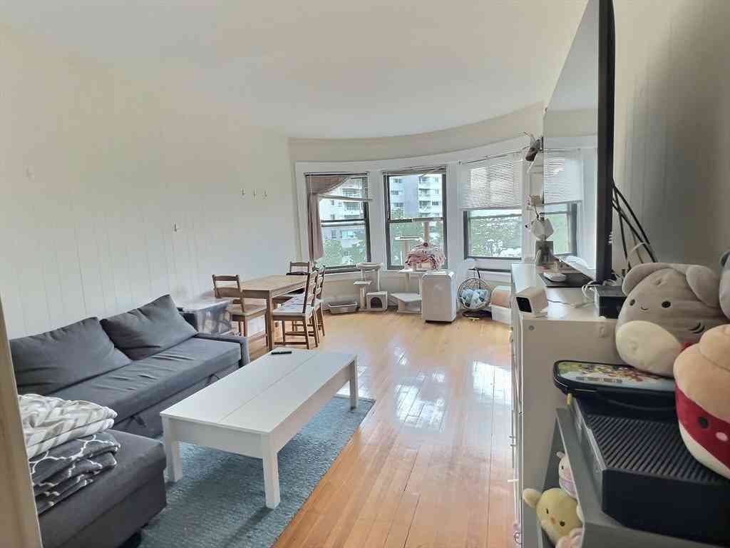 Apartment For Rent - 1386 Beacon #9<br/> Brookline, MA 02446