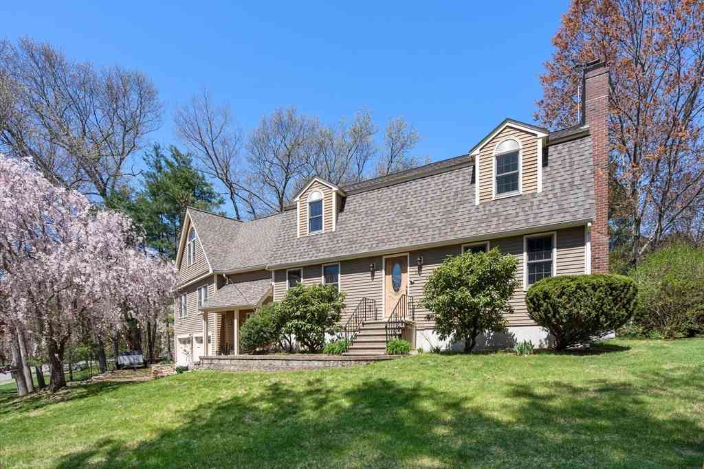 Homes For Sale - 12 Mooreland Dr<br/> Worcester County, Uxbridge, MA 01569